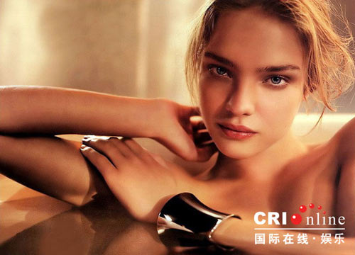 泰国美女娜塔莉亚 泰美女沐浴写真 性感双乳水面露半球 